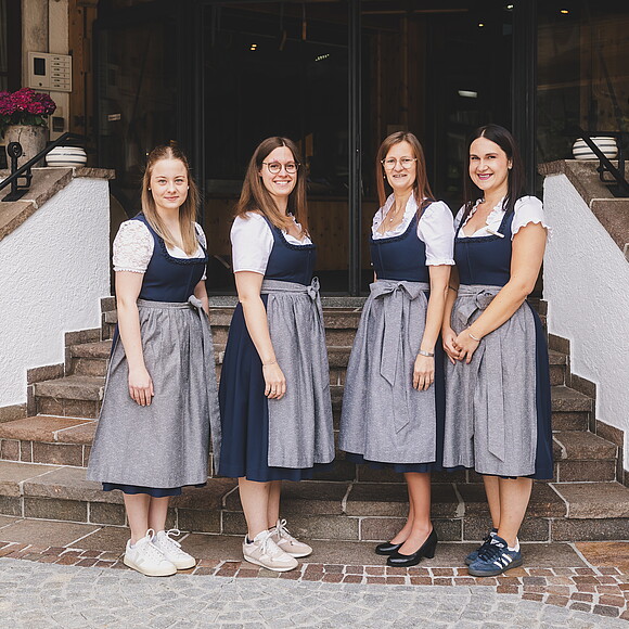 Front Office Team Die Mitarbeiter im 4-Sterne Superior Hotel Die Sonne in Saalbach im Juni 2026 © Stefanie Oberhauser