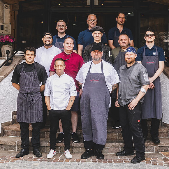 Kitchen crew Die Mitarbeiter im 4-Sterne Superior Hotel Die Sonne in Saalbach im Juni 2026 © Stefanie Oberhauser
