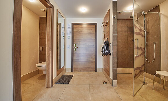 Dusche und getrenntes WC im Doppelzimmer Kohlmais im Familienhotel in Saalbach Hinterglemm