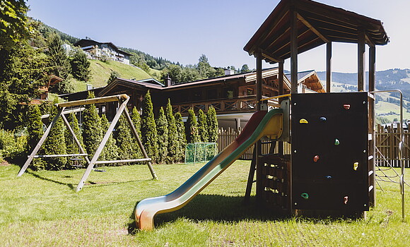 HOTEL DIE SONNE Garten des Hotel DIE Sonne im Juli 2024, in Saalbach-Hinterglemm © Stefanie Oberhauser