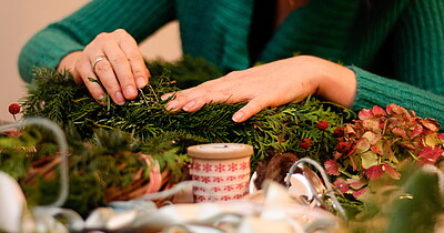 Adventskranz selber machen. Deutschland. Kerzen. Weihnachten Tradition. Hände