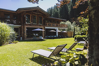 HOTEL DIE SONNE Garten des Hotel DIE Sonne im Juli 2024, in Saalbach-Hinterglemm © Stefanie Oberhauser