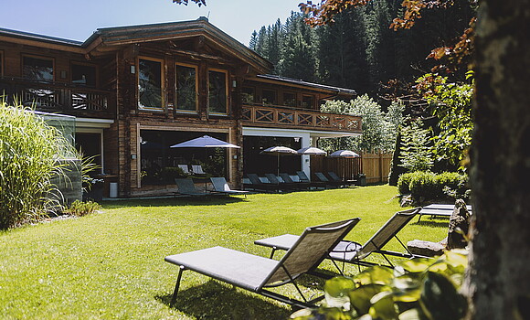 HOTEL DIE SONNE Garten des Hotel DIE Sonne im Juli 2024, in Saalbach-Hinterglemm © Stefanie Oberhauser
