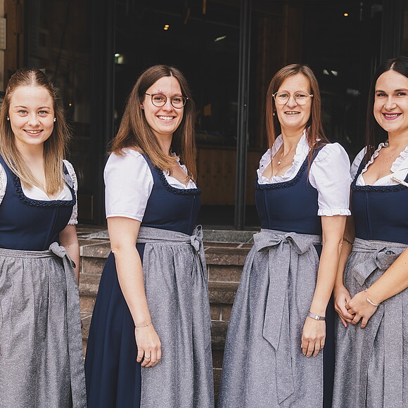 Rezeptionsteam Die Mitarbeiter im 4-Sterne Superior Hotel Die Sonne in Saalbach im Juni 2026 © Stefanie Oberhauser