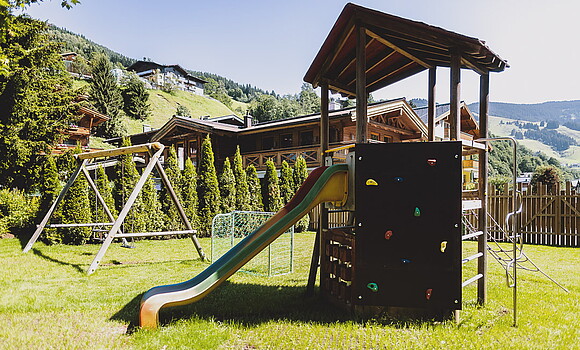 HOTEL DIE SONNE Garten des Hotel DIE Sonne im Juli 2024, in Saalbach-Hinterglemm © Stefanie Oberhauser