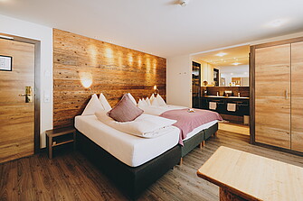HOTEL DIE SONNE Familienzimmer im Hotel DIE Sonne in Saalbach im Dezember 2025 © Stefanie Oberhauser